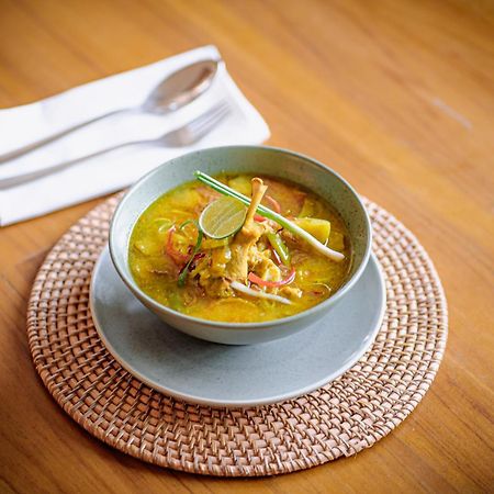 卡洛卡机场酒店 Sumbawa Besar 外观 照片