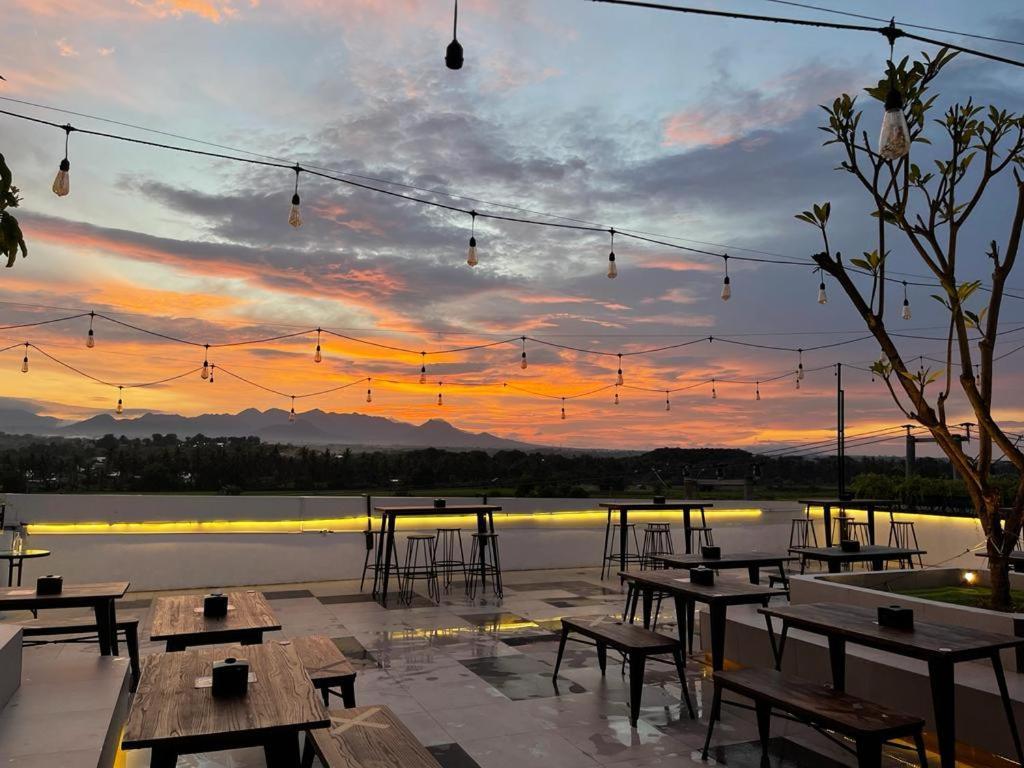 卡洛卡机场酒店 Sumbawa Besar 外观 照片