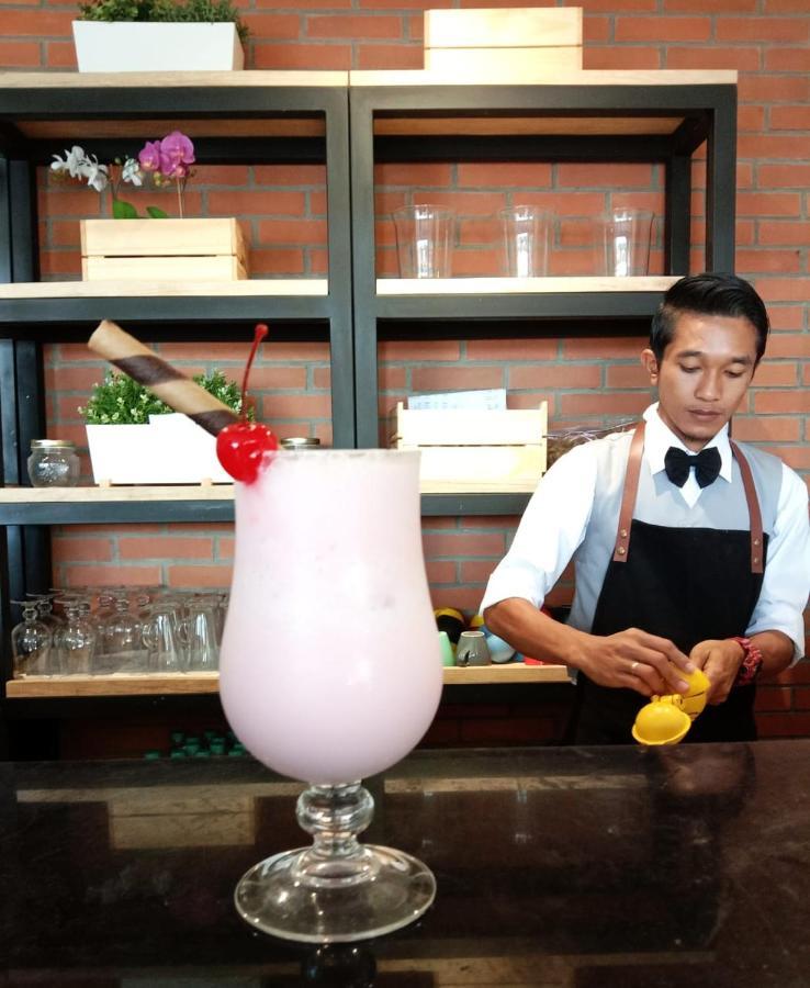 卡洛卡机场酒店 Sumbawa Besar 外观 照片